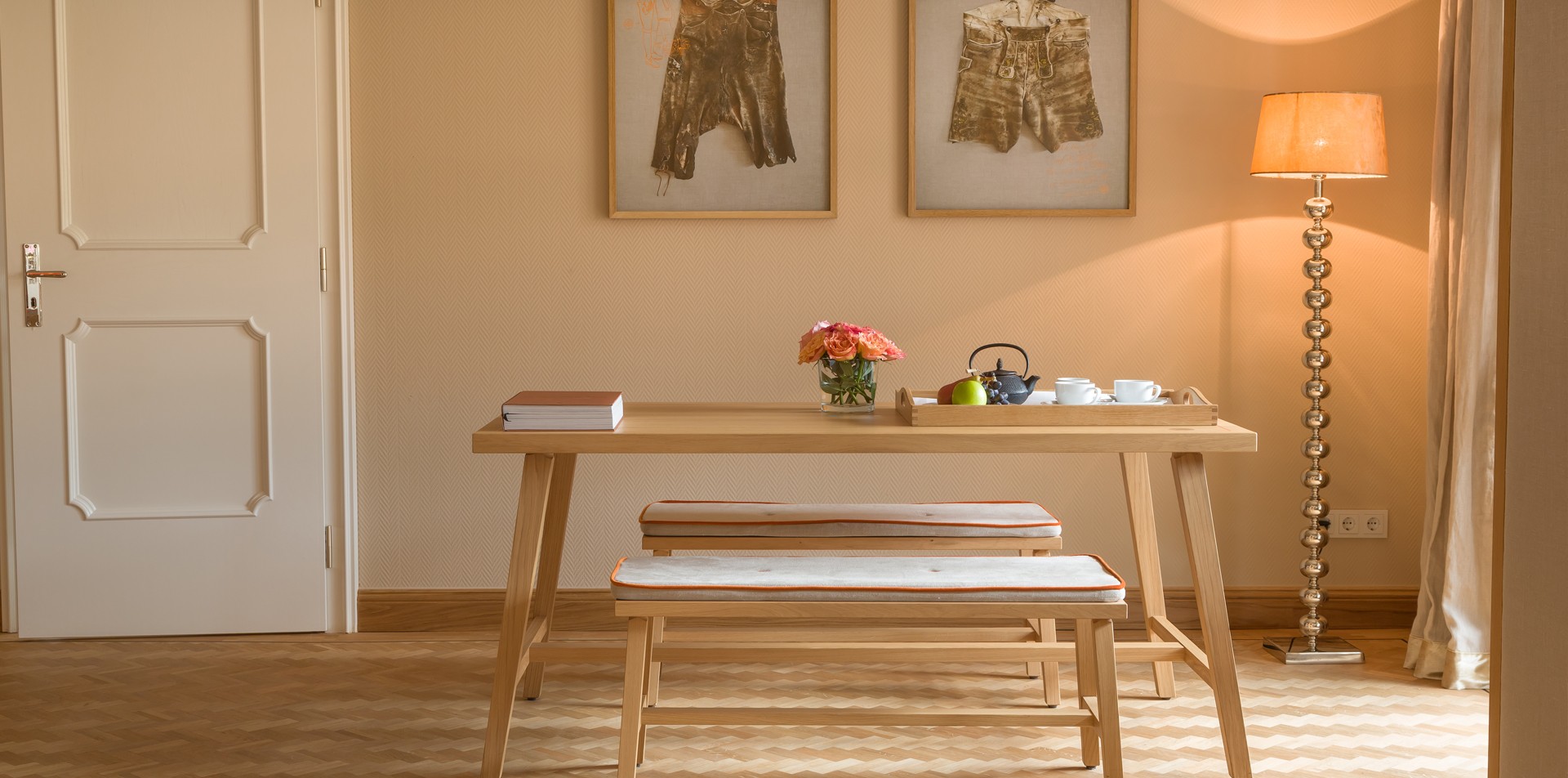 Tisch und Sitzbänke eines Zimmer im Bachmair Weissach Spa & Resort