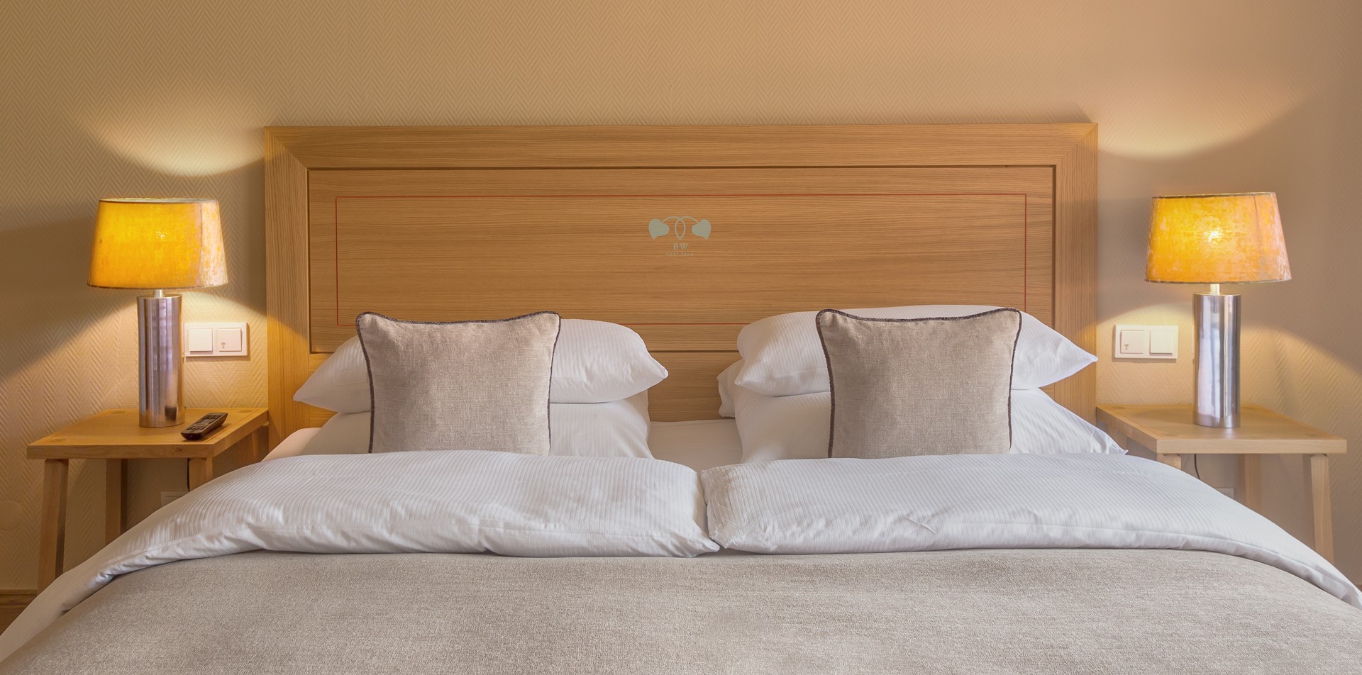 Großes Doppelbett in einem Hotelzimmer im Bachmair Weissach Spa & Resort