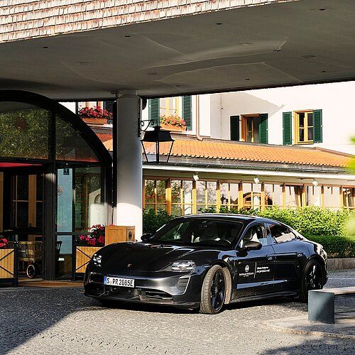 Anzeige. Entdecken Sie die schönsten Kurven rund um den Tegernsee im exklusiven Porsche des Spa & Resorts Bachmair...